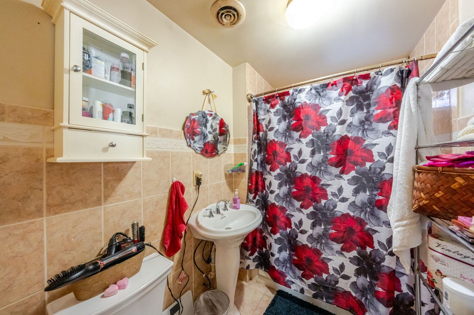 Upper apartment bathroom
